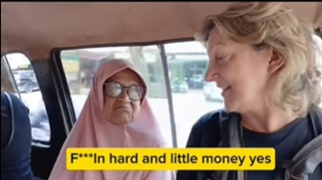 Viral Nenek Curhat ke Bule Pakai Bahasa Inggris Soal Pemerintahan: Keluar Umpatan Bikin Ngakak